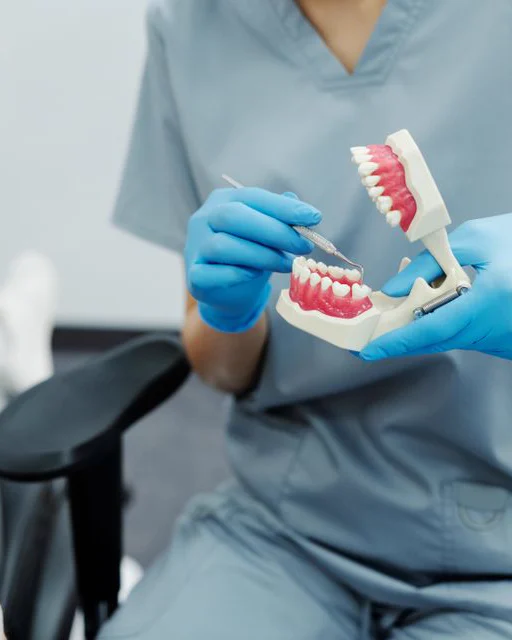 Dentista explicando un tratamiento