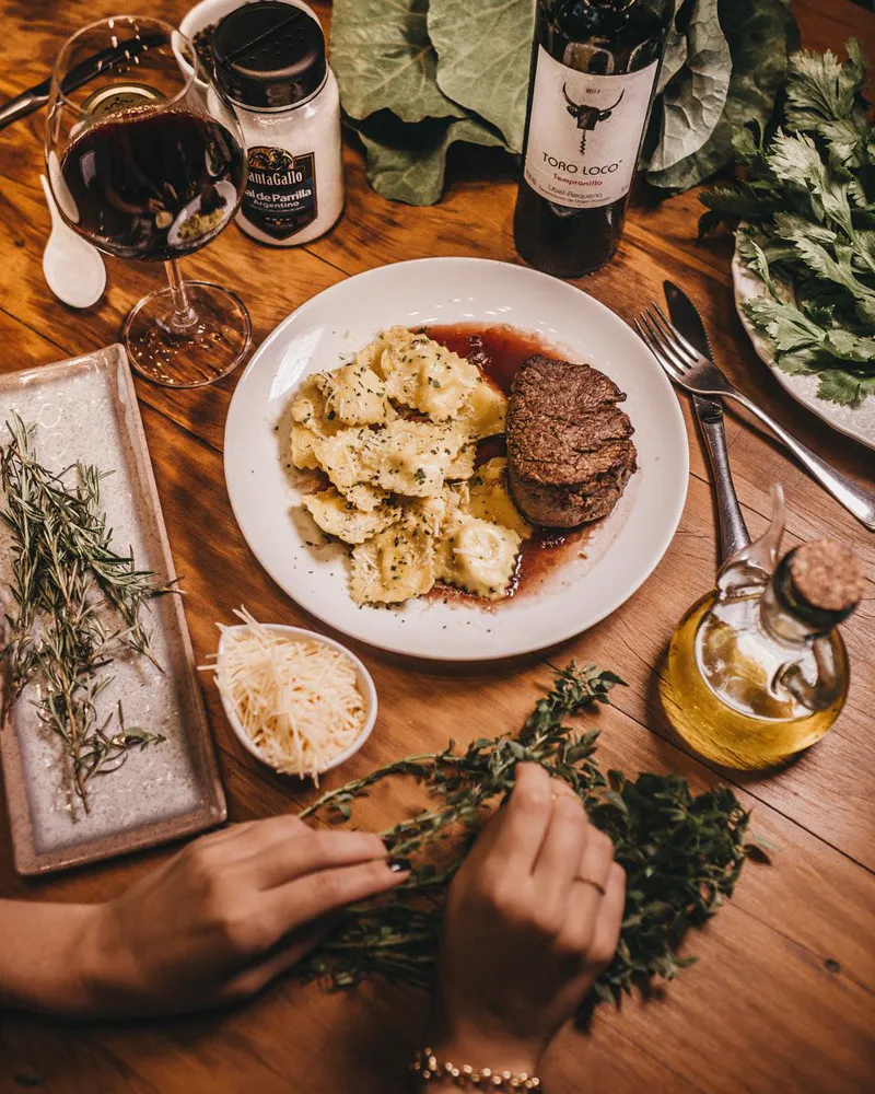 Plato de un restaurante servido en la mesa