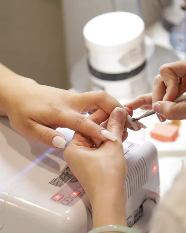 Manicura en un estudio de uñas